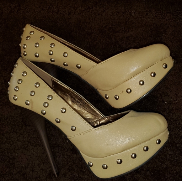 Nude High Heels with Gold Accents - Picture 16 of 16